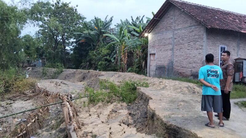 Kondisi badan jalan dan tanggul Sungai Lusi di RT 01 Kelurahan Kuripan memprihatinkan. (mediasapujagad.com/dok)