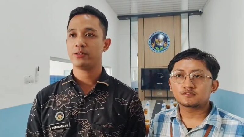 Koordinator Pokja Kecamatan (Kapokcam) Toroh, Rajendra Raga (kiri) dan Kapokcam Purwodadi Yoga Dwi saat memberikan keterangan pers di SPPG Polres Grobogan. (mediasapujagad.com/dok)