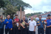 Petugas unit Damkar Induk Purwodadi berfoto bersama BKSDA Rembang setelah operasi penangkapan kera liar berhasil. (mediaaapujagad.com)