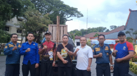 Petugas unit Damkar Induk Purwodadi berfoto bersama BKSDA Rembang setelah operasi penangkapan kera liar berhasil. (mediaaapujagad.com)