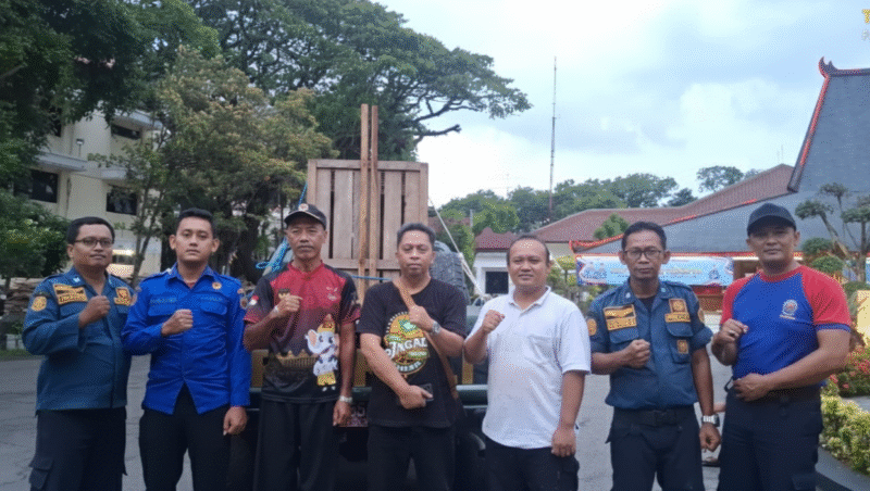 Petugas unit Damkar Induk Purwodadi berfoto bersama BKSDA Rembang setelah operasi penangkapan kera liar berhasil. (mediaaapujagad.com)