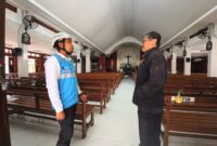Manager PLN UP3 Grobogan Anjar Widyatama sedang berbincang dengan Pak Wawan pengurus Gereja Katolik Hati Yesus Maha Kudus Grobogan. (mediasapujagad.com/dok)