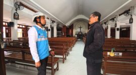 Manager PLN UP3 Grobogan Anjar Widyatama sedang berbincang dengan Pak Wawan pengurus Gereja Katolik Hati Yesus Maha Kudus Grobogan. (mediasapujagad.com/dok)