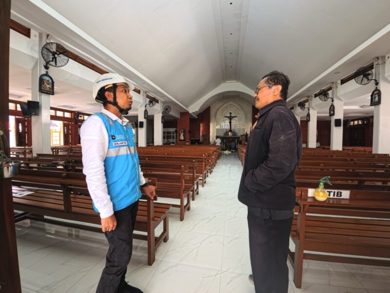 Manager PLN UP3 Grobogan Anjar Widyatama sedang berbincang dengan Pak Wawan pengurus Gereja Katolik Hati Yesus Maha Kudus Grobogan. (mediasapujagad.com/dok)