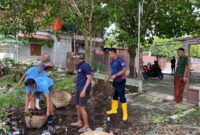 Warga binaan Lapas Purwodadi bergotongroyong membersihkan lingkungan lapas menjelang Ramadhan.