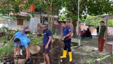 Warga binaan Lapas Purwodadi bergotongroyong membersihkan lingkungan lapas menjelang Ramadhan.