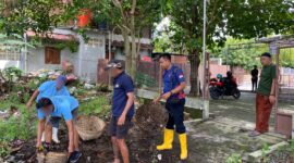 Warga binaan Lapas Purwodadi bergotongroyong membersihkan lingkungan lapas menjelang Ramadhan.