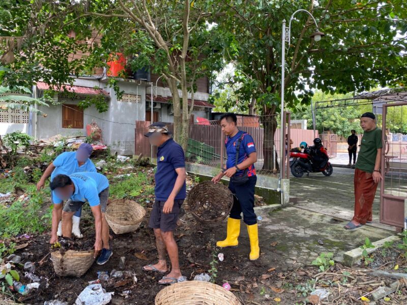 Warga binaan Lapas Purwodadi bergotongroyong membersihkan lingkungan lapas menjelang Ramadhan.